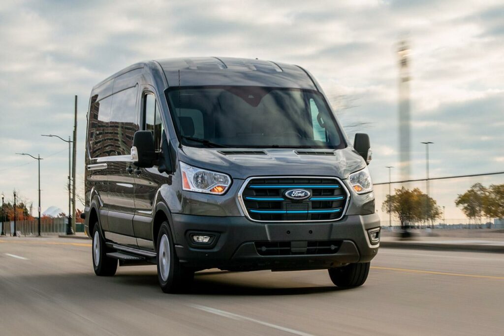 Ford E-Transit, utilitaire électrique robuste, adapté aux longues distances avec une grande capacité de chargement